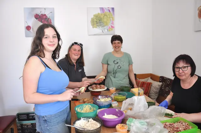 Bei strahlendem Frühlingswetter trafen sich mehr als 100 motivierte Teilnehmer in Waldhausen zum gemeinsamen Start der OÖ Bewegungs-Challenge. Eine Veranstaltung der Gesunden Gemeinde Waldhausen. Die Challenge läuft noch bis Anfang August.  | Foto: Gesunde Gemeinde Waldhausen