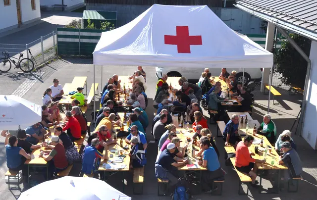Bei strahlendem Frühlingswetter trafen sich mehr als 100 motivierte Teilnehmer in Waldhausen zum gemeinsamen Start der OÖ Bewegungs-Challenge. Eine Veranstaltung der Gesunden Gemeinde Waldhausen. Die Challenge läuft noch bis Anfang August.  | Foto: Gesunde Gemeinde Waldhausen