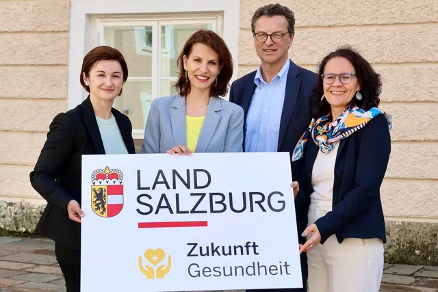 Landeshauptfrau Karoline Edtstadler, Landeshauptfrau-Stellvertreterin Marlene Svazek, Gesundheitslandesrätin Daniela Gutschi sowie Dr. Franz Harnoncourt (Vorsitzender Gremium aus Expertinnen und Experten) | Foto: Land Salzburg / Franz Neumayr