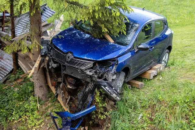 Das Fahrzeug wurde massiv beschädigt, der Fahrer leicht verletzt. | Foto: Fotokerschi/Flanz Plechinger