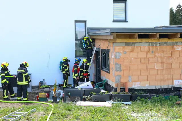 Die Feuerwehr bekämpfte einen Brand an einem Wohnhaus in Stadl-Paura: Dach und Fassade hatten Feuer gefangen.
