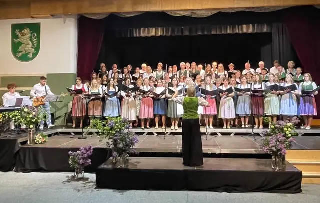 Mehrere Chöre in der Peter Rosegger Halle Birkfeld