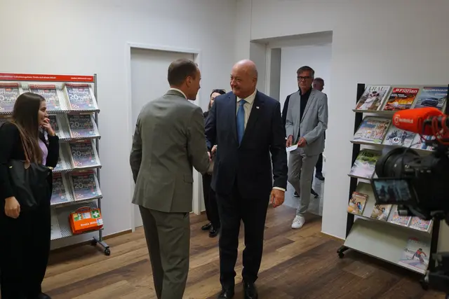 Thomas Zerlauth (GF RegionalMedien Tirol) empfängt Bundeskanzler Christian Stocker in den Redaktionsräumen von MeinBezirk | Foto: MeinBezirk/Sprenger