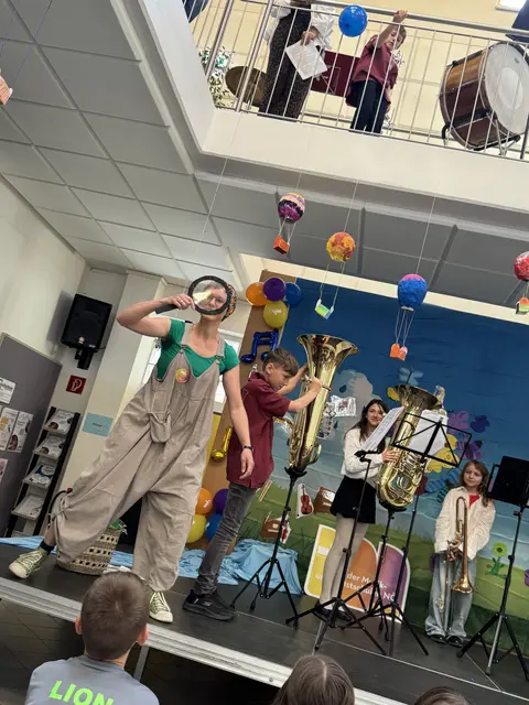 Musikdetektivin Katharina Concertina ist in der Musikschule Bad Fischau-Brunn auf der Suche nach den verlorenen Tönen. | Foto: MKM NÖ