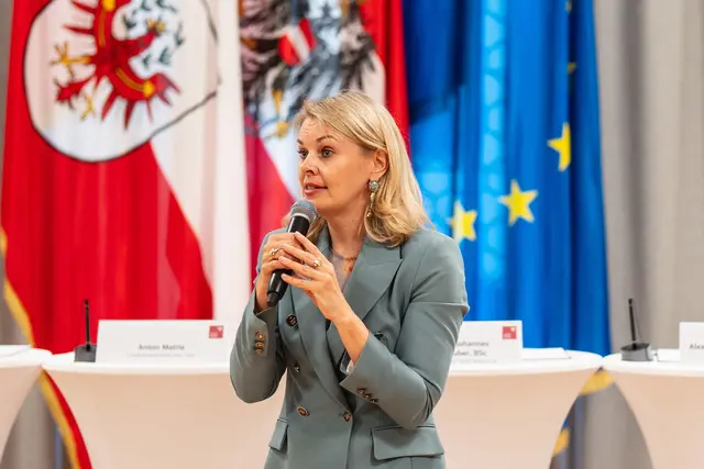 „Mehrsprachigkeit ist ein Schatz, den es zu pflegen gilt, für den Einzelnen wie die Gemeinschaft“, so Innsbrucks Vizebürgermeisterin Mayr. | Foto: Land Tirol/Fitsch