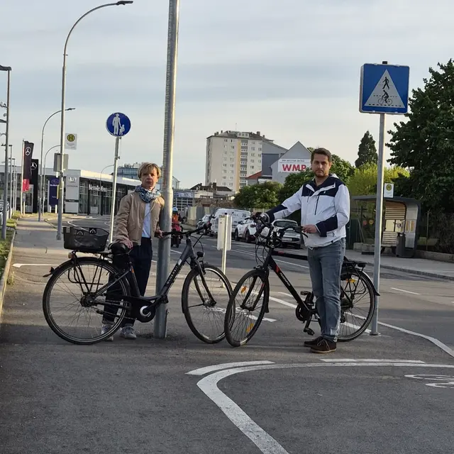 Gemeinderätin DI Elke Szalai und Gemeinderat Michael Diller-Hnelozub am Ende des Radweg-Abschnitts in der Wohlfahrtgasse. | Foto: Grüne WRN