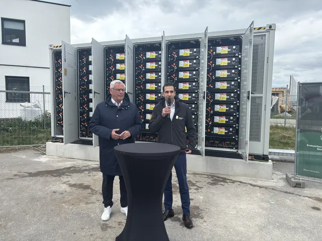 Burgenland-Energie-CEO Stephan Sharma und Bürgermeister Thomas Steiner präsentierten den neuen Batteriespeicher in Eisenstadt. | Foto: Stefan Schneider/MeinBezirk