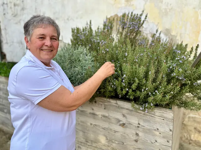 Christine Bauer aus Untermixnitz in der Gemeinde Weitersfeld sprach mit MeinBezirk über ihre besondere Verbindung zur Natur und zu Wildkräutern. | Foto: Markus Kahrer