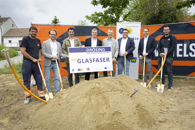 v.l.n.r.  Patrick Hinterhoger (Swietelsky), Simon Grillitsch (Breitband Holding), Abgeordneter zum NÖ Landtag Renè Lobner, Bürgermeister Robert Weiser, Reinhard Baumgartner (CEO nöGIG), Vizebürgermeister Andreas Hitter, Andreas Lechner (nöGIG Leiter Vertriebsaußendienst, Manuel Zotter (Swietelsky) beim Spatenstich.  | Foto: Christian Lendl