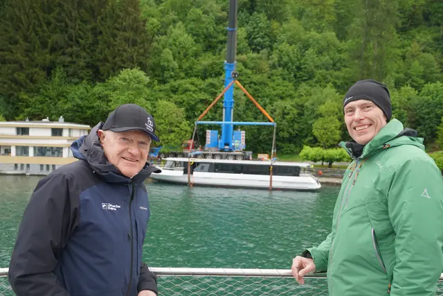 Spürbare Freude, als das Schiff endlich im Wasser war. Im Bild: Dr. Erich Egger Vorstand Schmittenhöhebahn AG und Ing. Hannes Mayer, technischer Leiter und Prokurist Schmittenhöhebahn AG | Foto: MeinBezirk