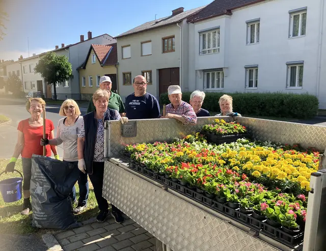 v.li.n.re Rosa Schöll, Theresia Zach, Obm.Stv.Eva Kerschbaum, Anton Kerschbaum, Walter Ressl, Obm. Franz Bendl, Herta Iby, Ulrike Mayerhofer | Foto: Paul Mayerhofer