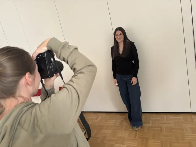 Einmal posieren hieß es beim Casting für die Komparsen-Rollen.  | Foto: Stefan Schneider/MeinBezirk