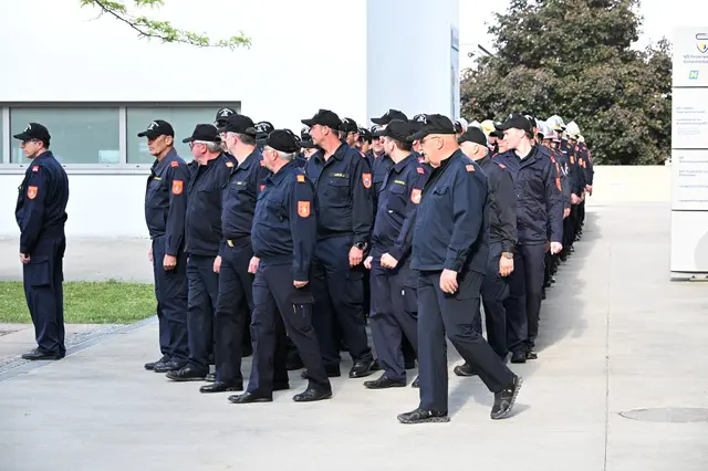 Zahlreiche Feuerwehrfunktionäre gratulierten den Teilnehmern zu ihrer besonderen Leistung im NÖ Feuerwehr- und Sicherheitszentrum Tulln. | Foto: Stefan Obritzhauser