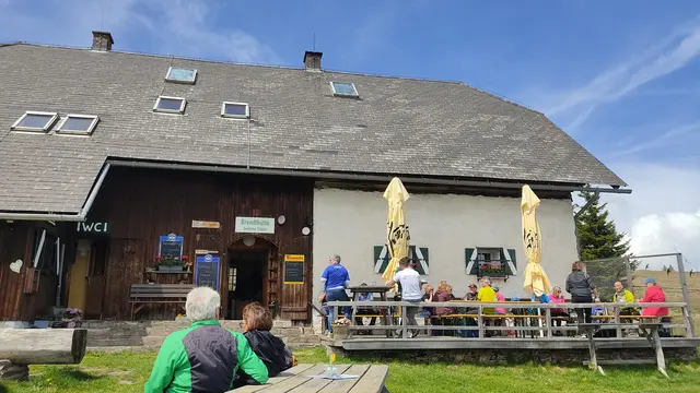 Hier der Blick vom "Gastgarten" Rechts neben der Terrasse wächst ein Meer von Alpen-Enzian | Foto: Günther Koch