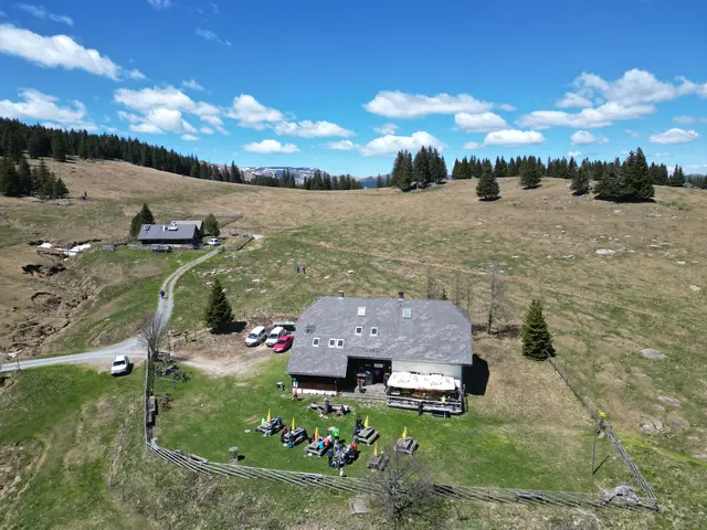 Die Brendlhütte, links dahinter die Alm Herter Hütte ganz hinten der teils schneebedeckte Speik, die Kalbenwaldkapelle befindet am Hügel rechts hinter der Hütte | Foto: Günther Koch