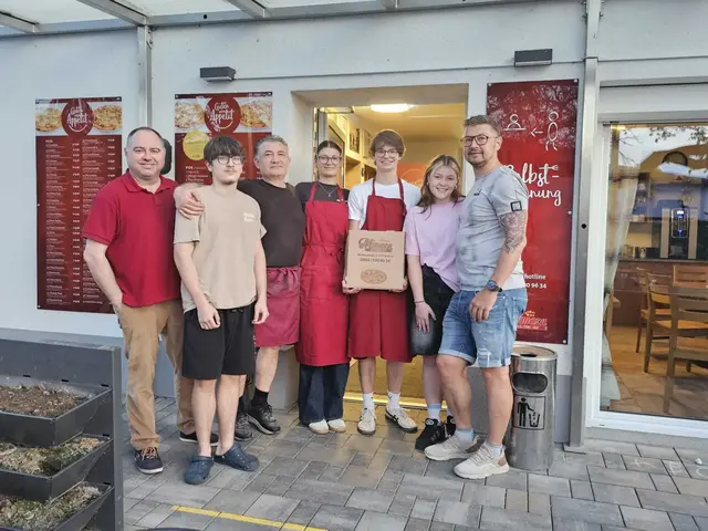 Mann stürzte mit Quad in einen Bach, Hilfsaktion für Pizzeria-Betreiber, Hakenkreuze auf WC-Anlage gesprüht