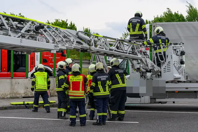 Toter Lkw-Fahrer auf A1-Rastplatz - Feuerwehr barg den Mann mit Drehleiter