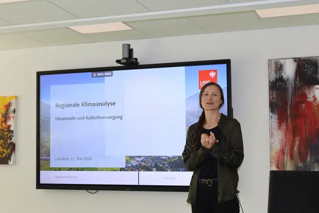 Mira Simon vom Land Tirol (Abteilung Landesentwicklung) hielt einen Vortrag über die Regionale Klimaanalyse.  | Foto: Elisabeth Zangerl