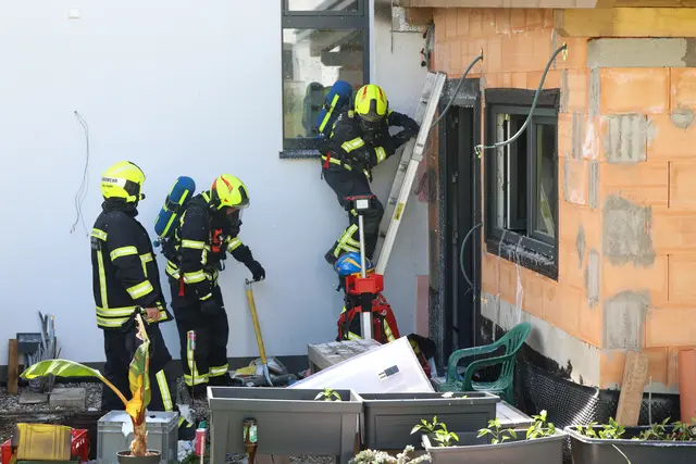 Brand auf Hausdach und an Fassade in Stadl-Paura