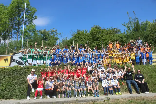 U7 und U8 Turniere mit lachenden Kinderaugen. | Foto: arbes