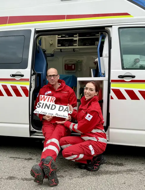 Leonie Gillesberger mit Papa Clemens, der seit Kurzem Ortsstellenleiter in Helfenberg ist. | Foto: Rotes Kreuz