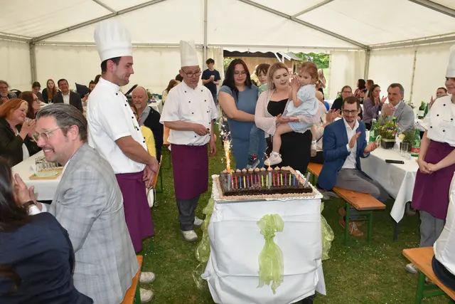 Eine Torte zum 30. Geburtstag wurde gebracht. | Foto: Alexandra Goll