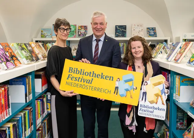 Bücherei Leiterin Theresia Radl (Stadtbibliothek St. Pölten), Landesrat Anton Kasser , Geschäftsführerin Kathrin Hömstreit | Foto: NLK_ Burchhart