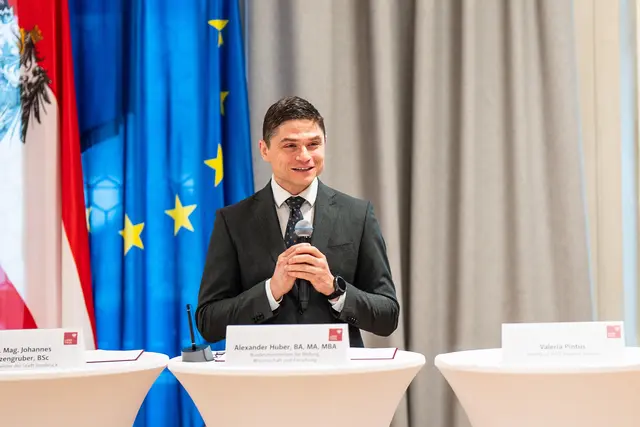 Mit dem neuen Kindergarten deckt die AES Tirol alle Schritte bis zum Abschluss mit dem international anerkannten Europäischen Bakkalaureat ab (im Bild: Alexander Huber, BMB). | Foto: Land Tirol/Fitsch