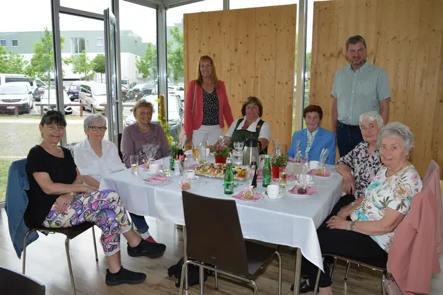 Silvia und Gertrude Holzweber, Friedericke Brock, Vzbgm. Brigitte Richter, Theresia Schmickl, Wilhelmine Weber, Bgm. Jürgen Maschl, Sieglinde Sulzgruber, Erika Langhammer | Foto: Gemeinde Schhwadorf