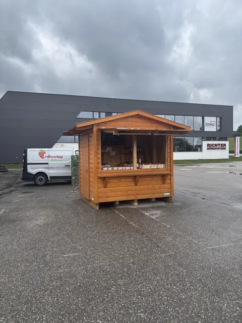 Erdbeeren vom Erdbeerehof Roithmayr gibt es beim Drive-In vor der Schützenhalle in Rohrbach-Berg.  | Foto: Karin Bayr