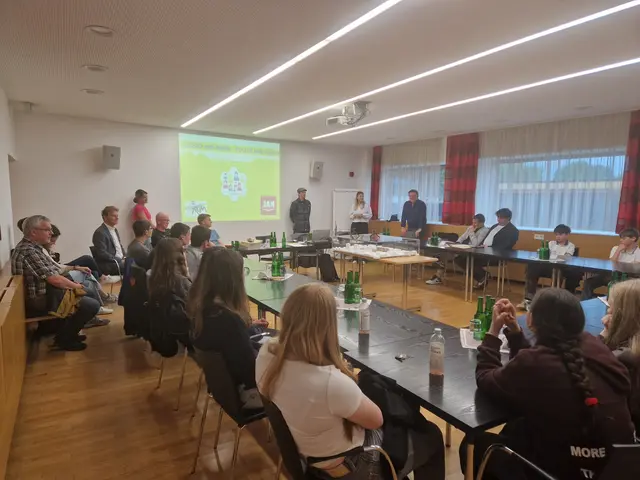 Vor kurzem schlüpften Jugendliche aus Rum in die Rolle von Gemeinderäten und entschieden bei einer Übungssitzung gemeinsam über ein wichtiges Projekt. | Foto: Marktgemeinde Rum