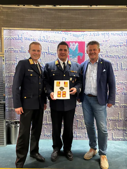 Feuerwehrreferent Bürgermeister Christian Scheider und Landesfeuerwehrkommandant von Kärnten Ing. Rudolf Robin gratulierten Oberbrandrat Franz Socher, Kommandant der FF Hauptwache, zur neuen Funktion als Bezirksfeuerwehrkommandant. | Foto: Büro Bürgermeister