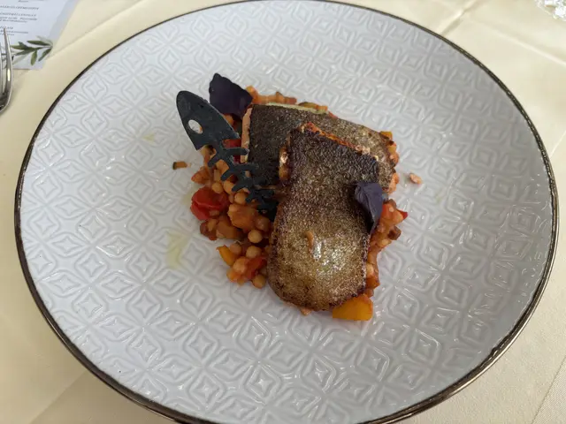 Lachsforellenfilet mit Fregola sarda, Ratatouille und Basilikumbutter.