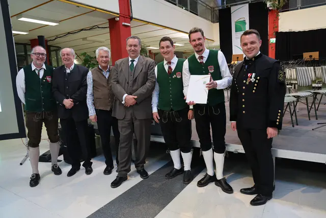 Sieben Musiker bei der Urkundenverleihung