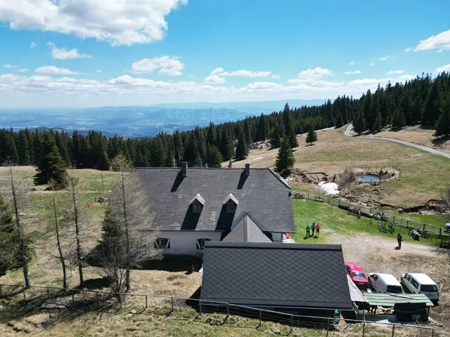 Die Ansicht von der Speikseite ist auch sehr schön, da kann mein schön ins Land eine schauen... übrigens auf der Brendlhütte entspringt die Weiße Sulm. | Foto: Günther Koch