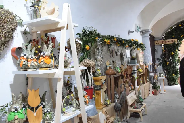 Ein Schloss voller Hasen und Blumen: Die Osterausstellung in Burgau