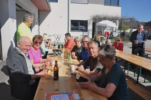 Bei strahlendem Frühlingswetter trafen sich mehr als 100 motivierte Teilnehmer in Waldhausen zum gemeinsamen Start der OÖ Bewegungs-Challenge. Eine Veranstaltung der Gesunden Gemeinde Waldhausen. Die Challenge läuft noch bis Anfang August.  | Foto: Gesunde Gemeinde Waldhausen