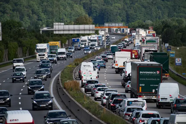 Täglicher Stau auf dem Weg zur Arbeit kann zur körperlichen und psychischen Belastung werden. | Foto: FOTOKERSCHI.AT/Werner Kerschbaummayr
