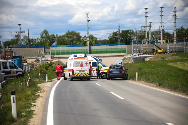 Ein schwerer Kreuzungscrash in Marchtrenk in der Paschinger Straße forderte zwei Autowracks sowie zwei verletzte Personen. | Foto: laumat.at