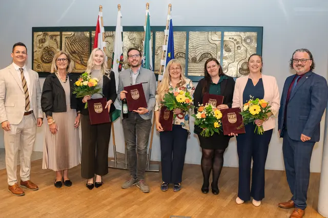 Vizebürgermeister Raphael Pensl, Bürgermeisterin Susanne Kaltenegger, Yvonne Wlattnig, David Fladl, Barbara Albert, Carina Nemeth, Jacqueline Staber-Gossi, und Vizebürgermeister Gregor Tuttinger. | Foto: Stadt Bruck/Paller