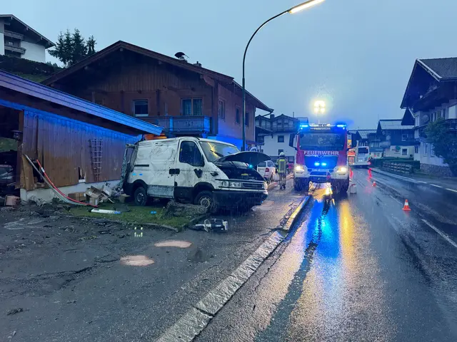Der Paketwagen kam in Fieberbrunn von der Fahrbahn ab und krachte gegen ein Carport. | Foto: ZOOM.TIROL