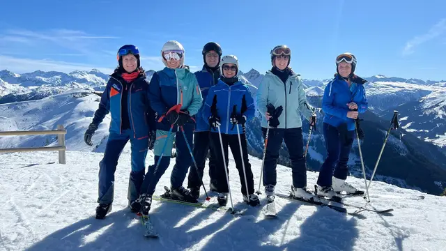 Auch auf den Skipisten sind Schärdings Raiffeisenbank-Mitarbeiter im Winter gemeinsam unterwegs. | Foto: Raiffeisenbank Region Schärding