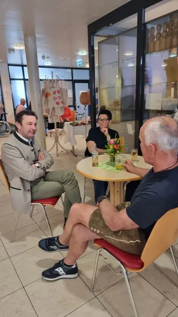 Auch Bürgermeister Hans Schnitzhofer besuchte das Frühlingsfest im Seniorenwohnhaus und verbrachte gesellige Stunden mit den Bewohnerinnen und Bewohnern. | Foto: Hannelore Schwaighofer