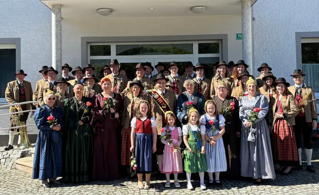 Als sichtbares Zeichen der Wertschätzung überreichte Obfrau Sabine Well dem Stabführer Gerald Tempelmayr eine Schärpe.  | Foto: Sabine Well