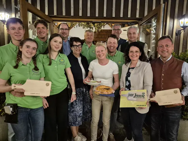 Leopoldine und Thomas Marschall mit Familie, Kammerobmann Mathias Holzer, Bezirksbäuerin Eva Hagl-Lechner, Kammerobmann-Stellvertreter Fritz Buchinger, Bürgermeister Leopold Figl, Martina und Nationalrat Johann Höfinger. | Foto: zVg