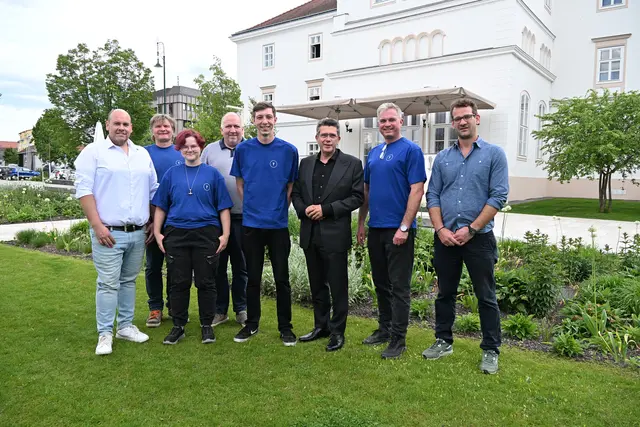 Finanzgemeinderat Markus Mayer, Landschaftsökologe Josef Berger, Klimagärtner-Lehrling Selina Oberndorfer, Stadtrat Hubert Herzog (u.a. zuständig für Personal), Klimagärtner-Lehrling Simon Kaplan, Bürgermeister Peter Eisenschenk, Stadtgärtner Mario Jaglarz und Lehrer Lukas Graser. | Foto: Stadtgemeinde Tulln