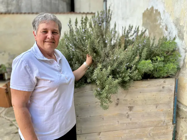 Christine Bauer aus Untermixnitz in der Gemeinde Weitersfeld sprach mit MeinBezirk über ihre besondere Verbindung zur Natur und zu Wildkräutern. | Foto: Markus Kahrer