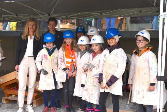 400 Kinder aus Volksschulen und einem Gymnasium im Bezirk Kufstein besuchten die "Erlebniswelt Baustelle".  | Foto: Barbara Fluckinger
