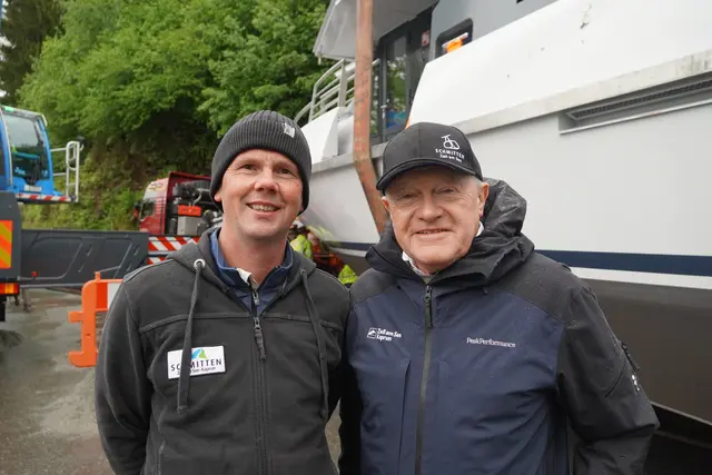 Norbert Mayr, Kapitän und Dr. Erich Egger Vorstand Schmittenhöhebahn AG vor dem Schiff.  | Foto: MeinBezirk