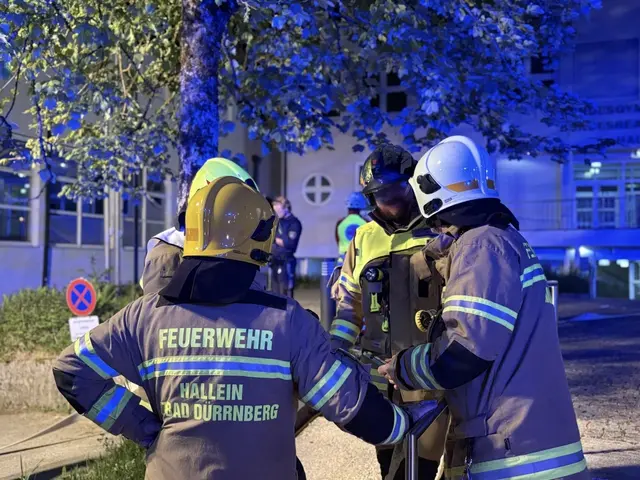 Erst gegen sieben Uhr Morgens konnte die Feuerwehr ihren Einsatz beenden. | Foto: Karina Tschematschar / Freiwillige Feuerwehr Hallein